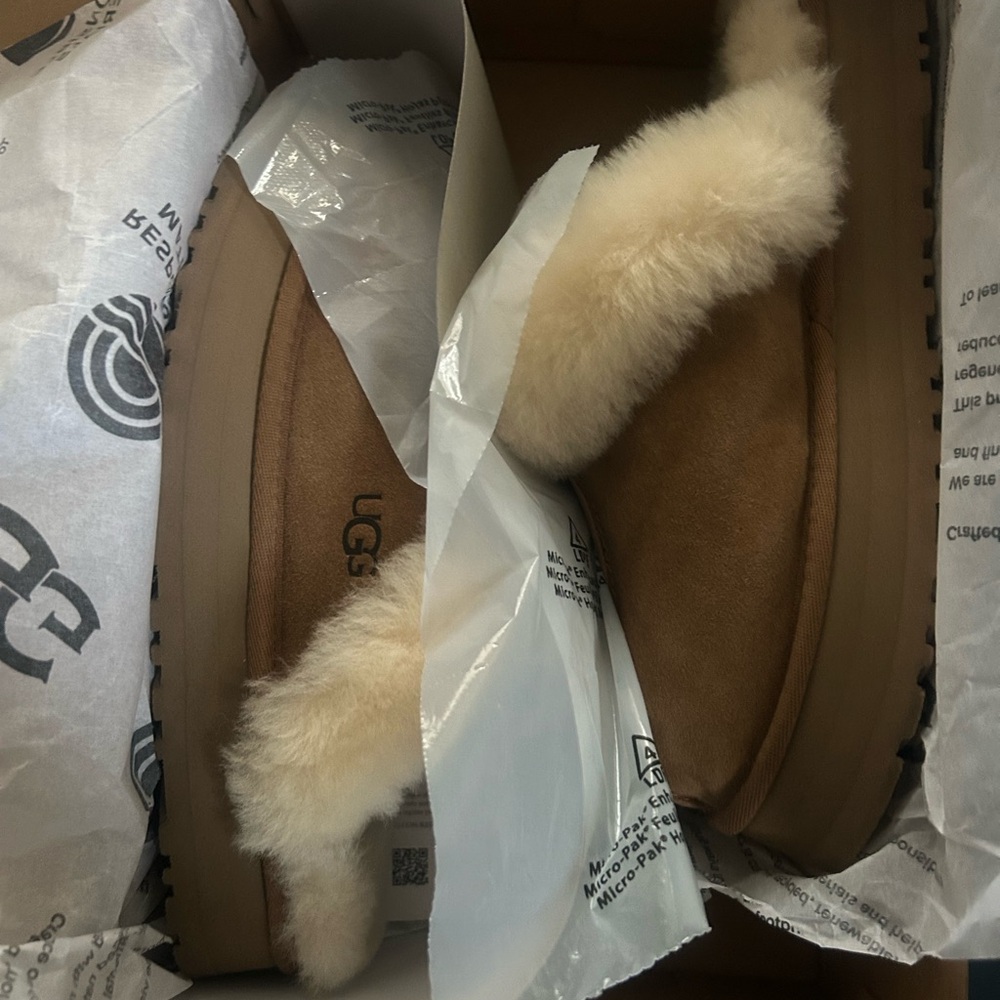 Woman’s UGG DISQUETTE Size 9 Authentic retails for $110-$135